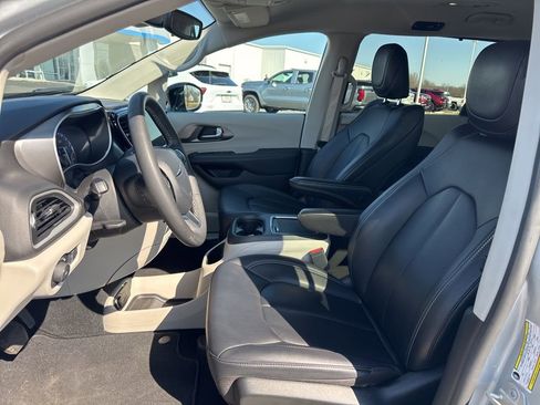 Used 2024 Chrysler Pacifica Touring-L FWD image 23