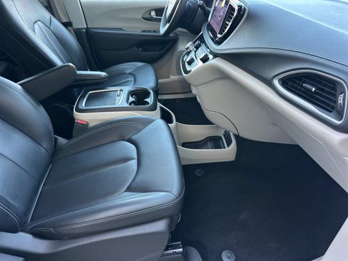 Used 2024 Chrysler Pacifica Limited FWD image 15