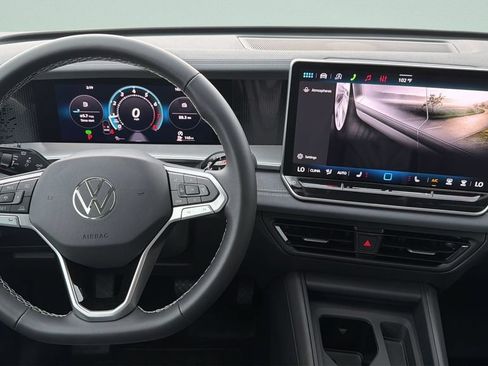 New 2026 Volkswagen Tiguan SE FWD image 18