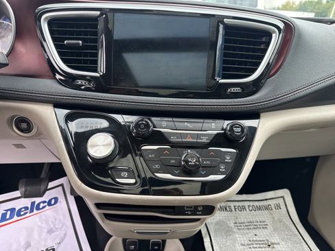 Used 2020 Chrysler Pacifica Limited image 17