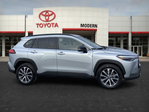 Certified 2025 Toyota Corolla Cross XLE image 4