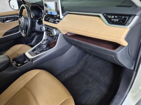 Used 2019 Toyota RAV4 Limited FWD image 21