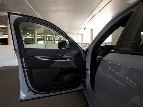 Certified 2025 BMW 760i xDrive w/ Executive Package image 13