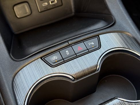 Used 2022 GMC Acadia SLT w/ Elevation Edition image 24