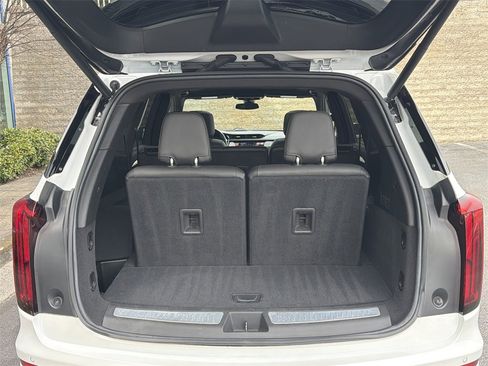 Used 2023 Cadillac XT6 Premium Luxury image 18