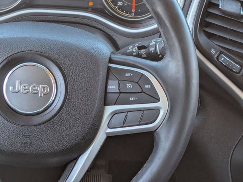 Used 2018 Jeep Cherokee Latitude Plus w/ Comfort/Convenience Group image 18