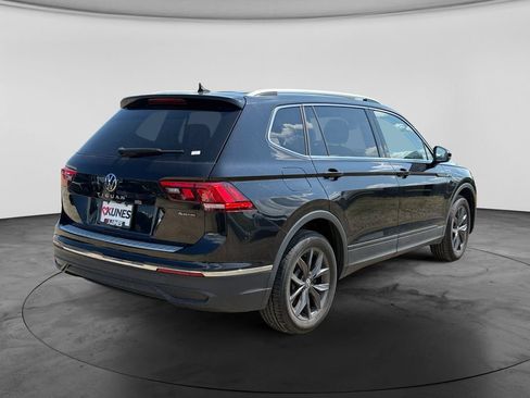 Used 2023 Volkswagen Tiguan SE AWD/4WD image 9