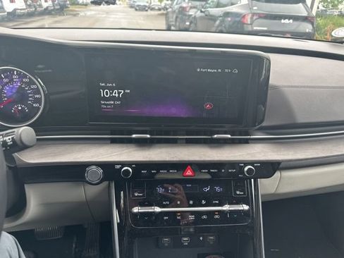 Used 2024 Kia Carnival EX FWD image 14