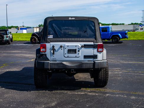 Used 2015 Jeep Wrangler Unlimited Rubicon w/ Connectivity Group AWD/4WD image 6