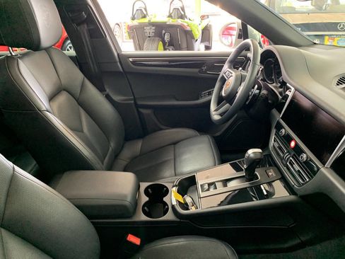 Used 2023 Porsche Macan image 12