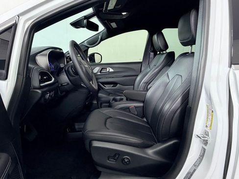 Used 2025 Chrysler Pacifica Select FWD image 22