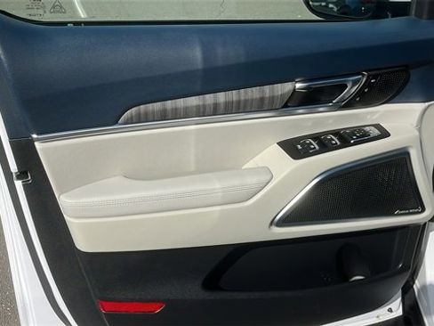 Used 2024 Kia Telluride SX Prestige w/ Towing Package image 9