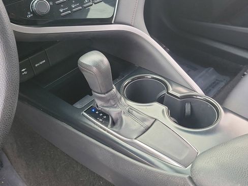 Used 2018 Toyota Camry LE image 25