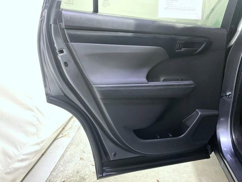 Used 2024 Toyota Highlander LE image 18