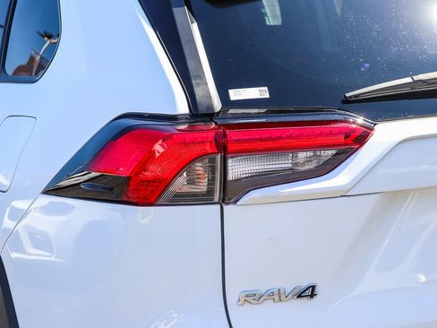 Used 2020 Toyota RAV4 LE FWD image 7