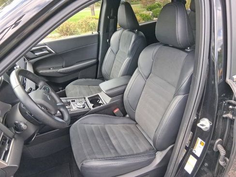 Used 2024 Mitsubishi Outlander image 11