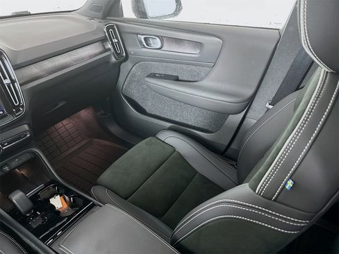 Used 2023 Volvo XC40 Recharge Plus image 23