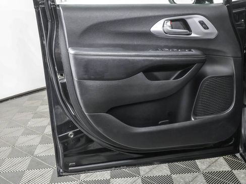 Used 2018 Chrysler Pacifica Limited w/ S Appearance Package image 36