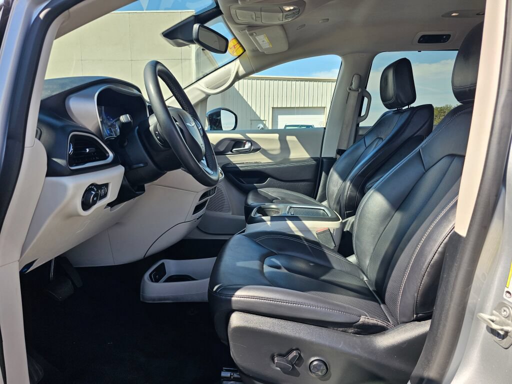 Used 2024 Chrysler Pacifica Touring-L FWD image 12