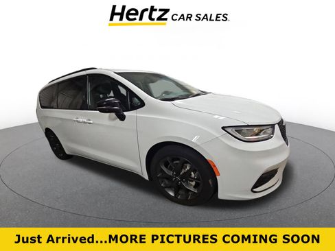 Used 2025 Chrysler Pacifica Limited image 1