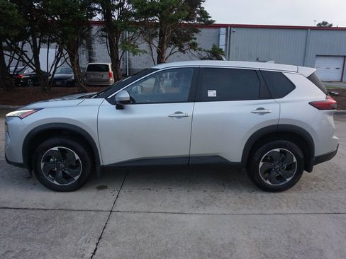 Used 2024 Nissan Rogue SV FWD image 17