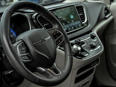 Used 2023 Chrysler Pacifica Touring-L FWD image 19