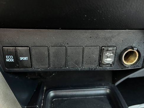 Used 2015 Toyota RAV4 LE FWD image 24