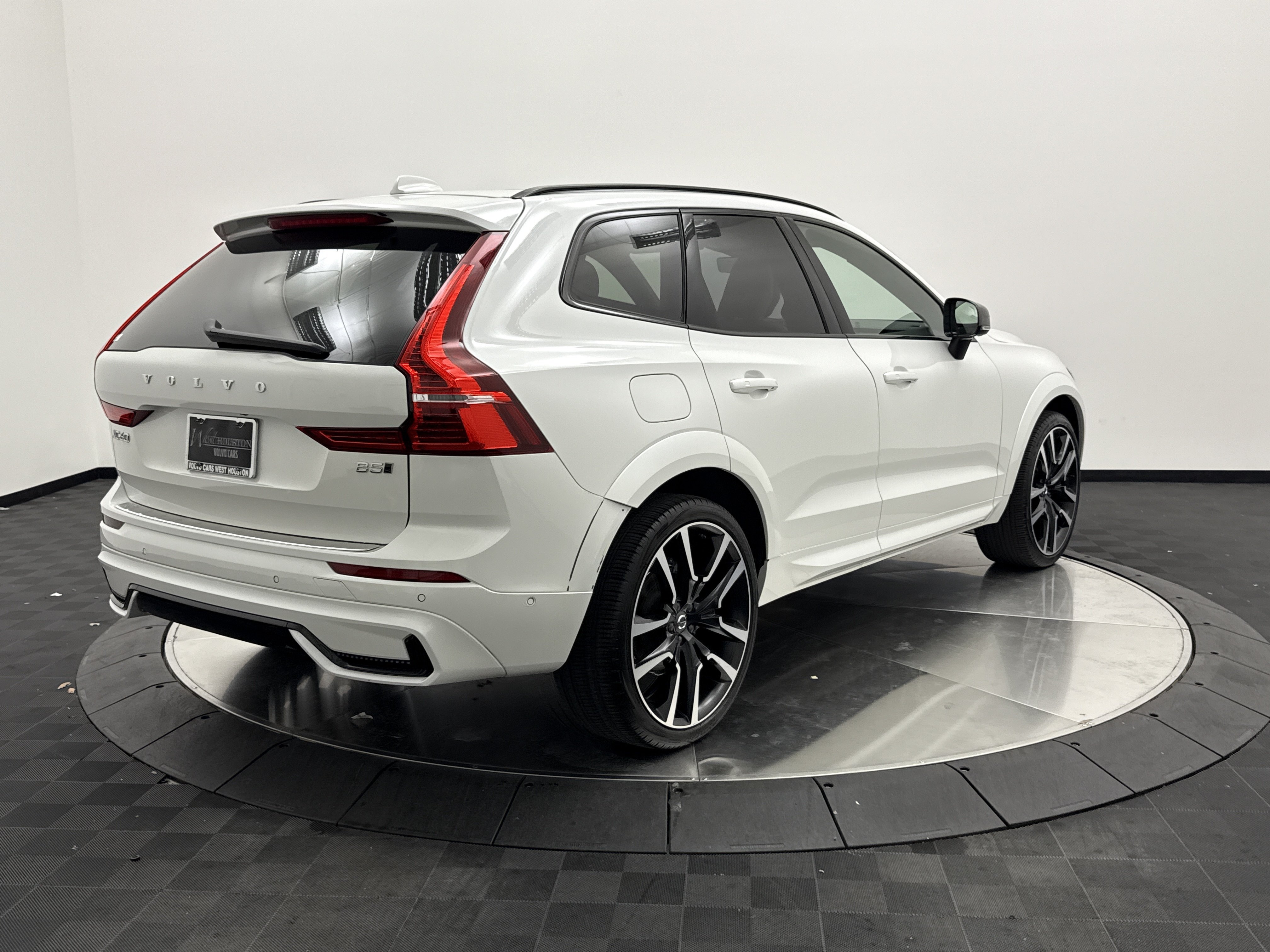 Certified 2025 Volvo XC60 B5 Ultra w/ Protection Package Premier AWD/4WD image 8