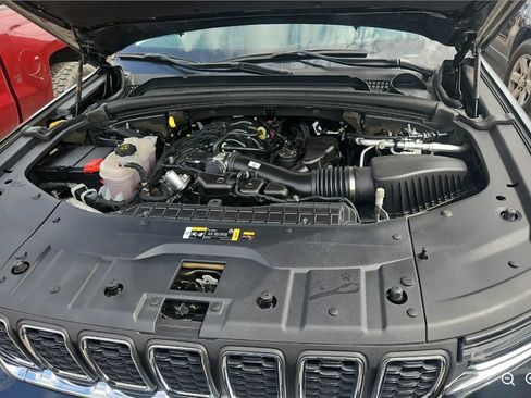 Used 2023 Jeep Grand Cherokee Laredo w/ Luxury Tech Group I RWD image 11