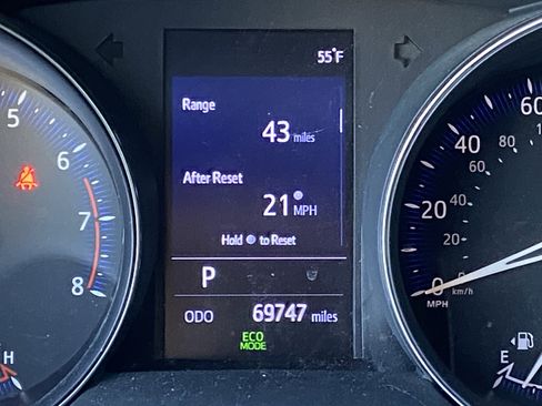 Used 2019 Toyota C-HR XLE image 7