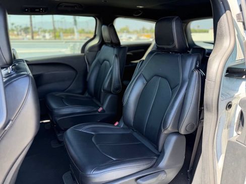 Used 2024 Chrysler Pacifica Limited FWD image 3