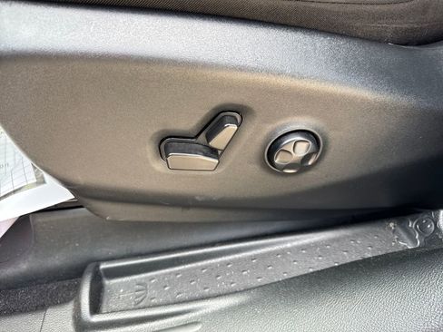 Used 2025 Chrysler Pacifica Select FWD image 17