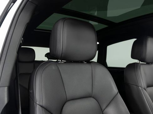 Certified 2026 Porsche Macan AWD/4WD image 38