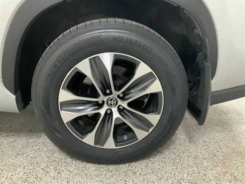 Used 2022 Toyota Highlander XLE image 12