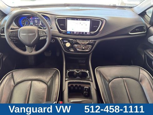 Used 2025 Chrysler Pacifica Limited FWD image 25