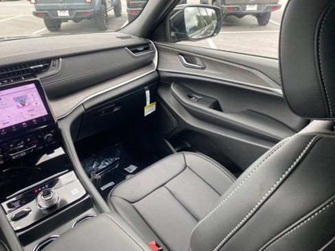 New 2025 Jeep Grand Cherokee L Limited w/ Luxury Tech Group II image 37