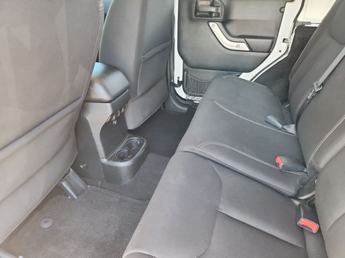 Used 2017 Jeep Wrangler Unlimited Sahara AWD/4WD image 13