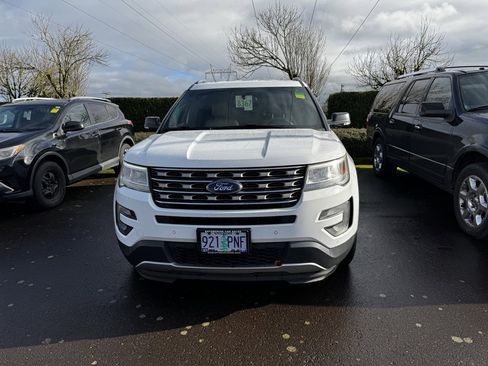 Used 2017 Ford Explorer XLT w/ Equipment Group 202A image 2