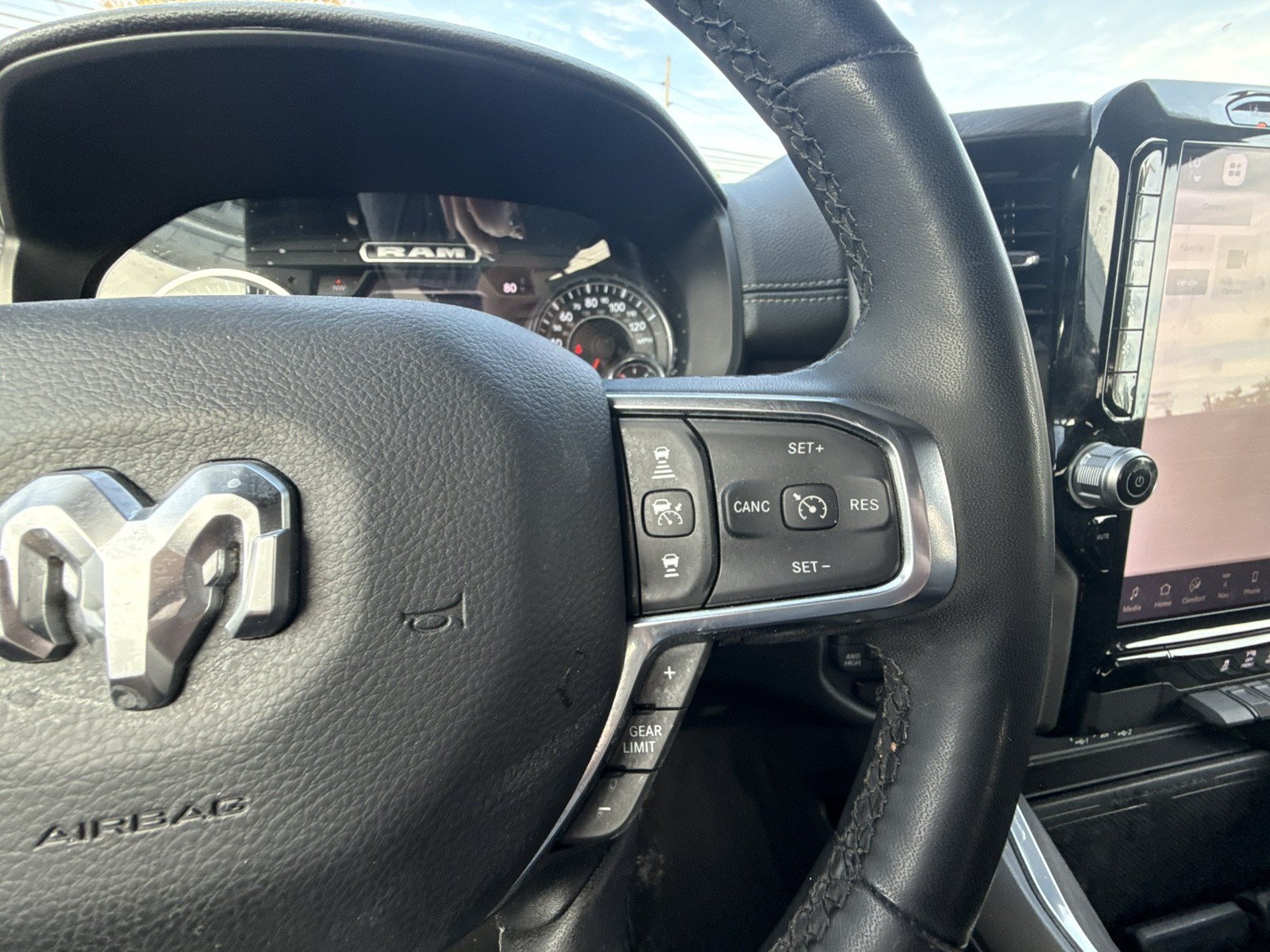 Used 2025 RAM 1500 Laramie AWD/4WD image 19