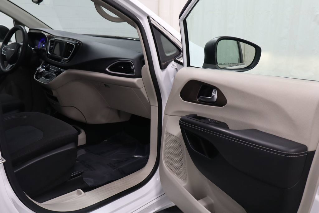 Certified 2023 Chrysler Voyager LX FWD image 16
