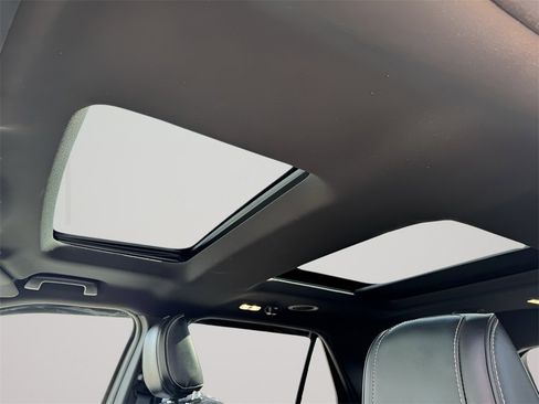 Used 2018 Ford Explorer Platinum image 18