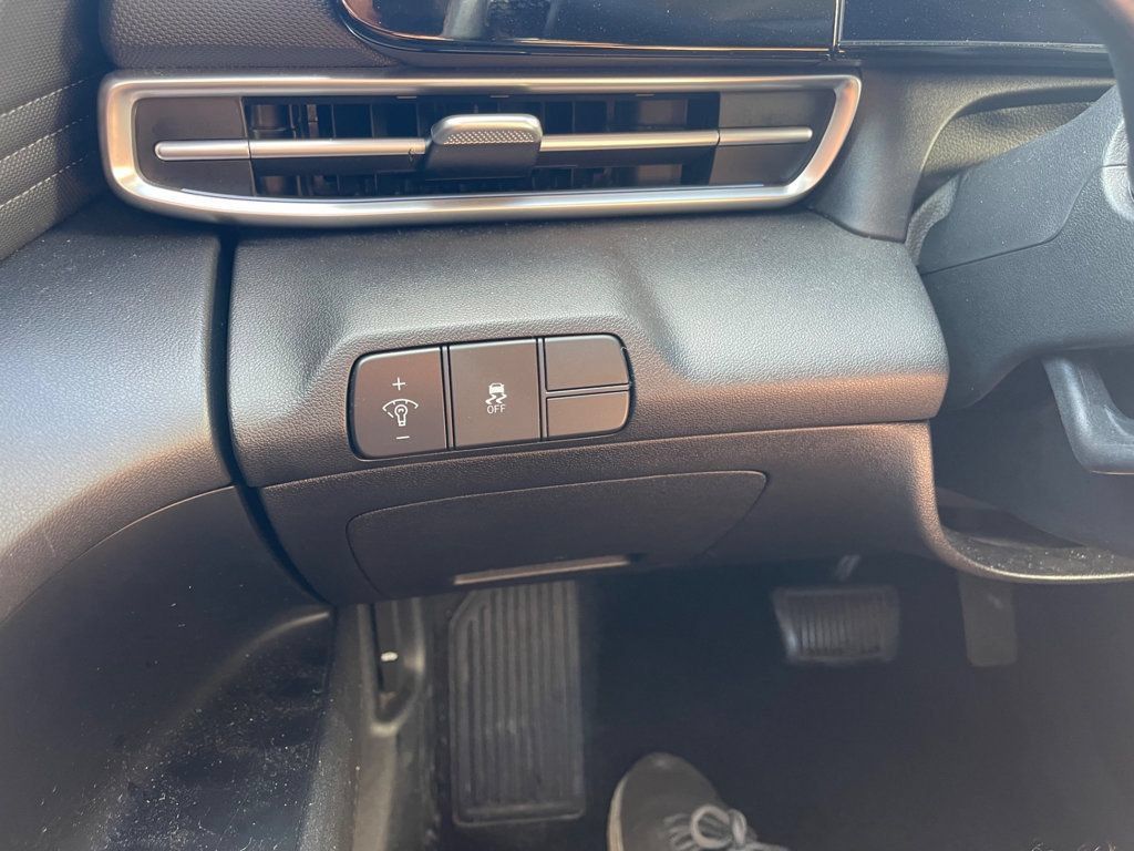 Used 2024 Hyundai Elantra Limited FWD image 17