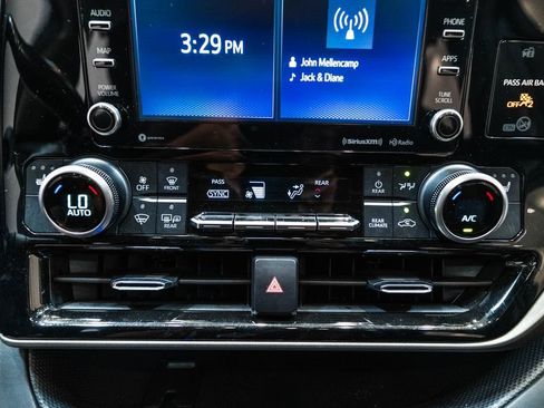 Used 2021 Toyota Highlander XLE AWD/4WD image 27