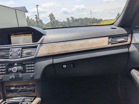 Used 2011 Mercedes-Benz E 350 4MATIC Sedan image 40