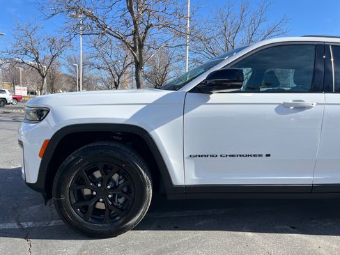 New 2026 Jeep Grand Cherokee Altitude image 9