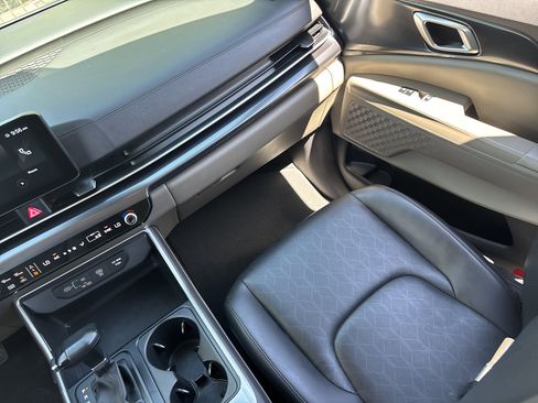 Used 2025 Kia Carnival FWD image 14