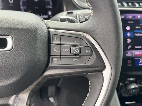 Used 2025 Jeep Grand Cherokee Limited AWD/4WD image 25