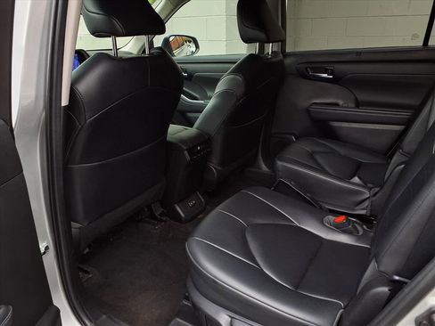 Certified 2023 Toyota Highlander XLE image 20