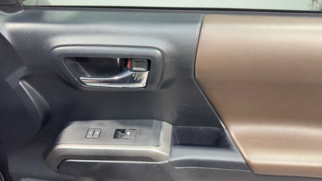 Used 2016 Toyota Tacoma Limited w/ Towing Package RWD image 14