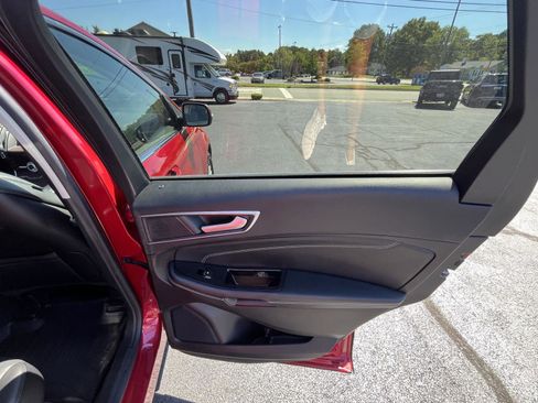 Used 2020 Ford Edge Titanium image 16